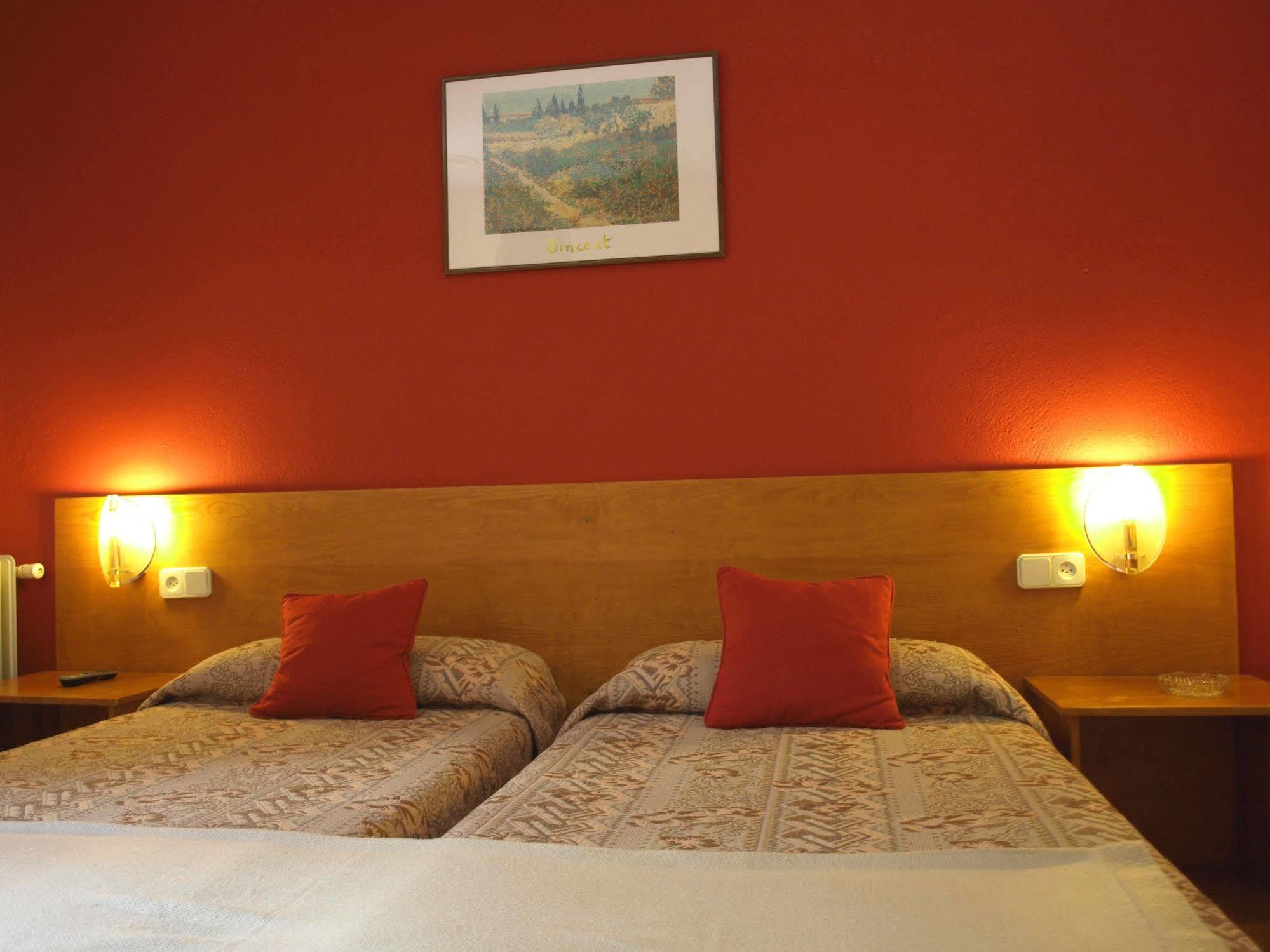 Hotel La Farga Риполь Экстерьер фото