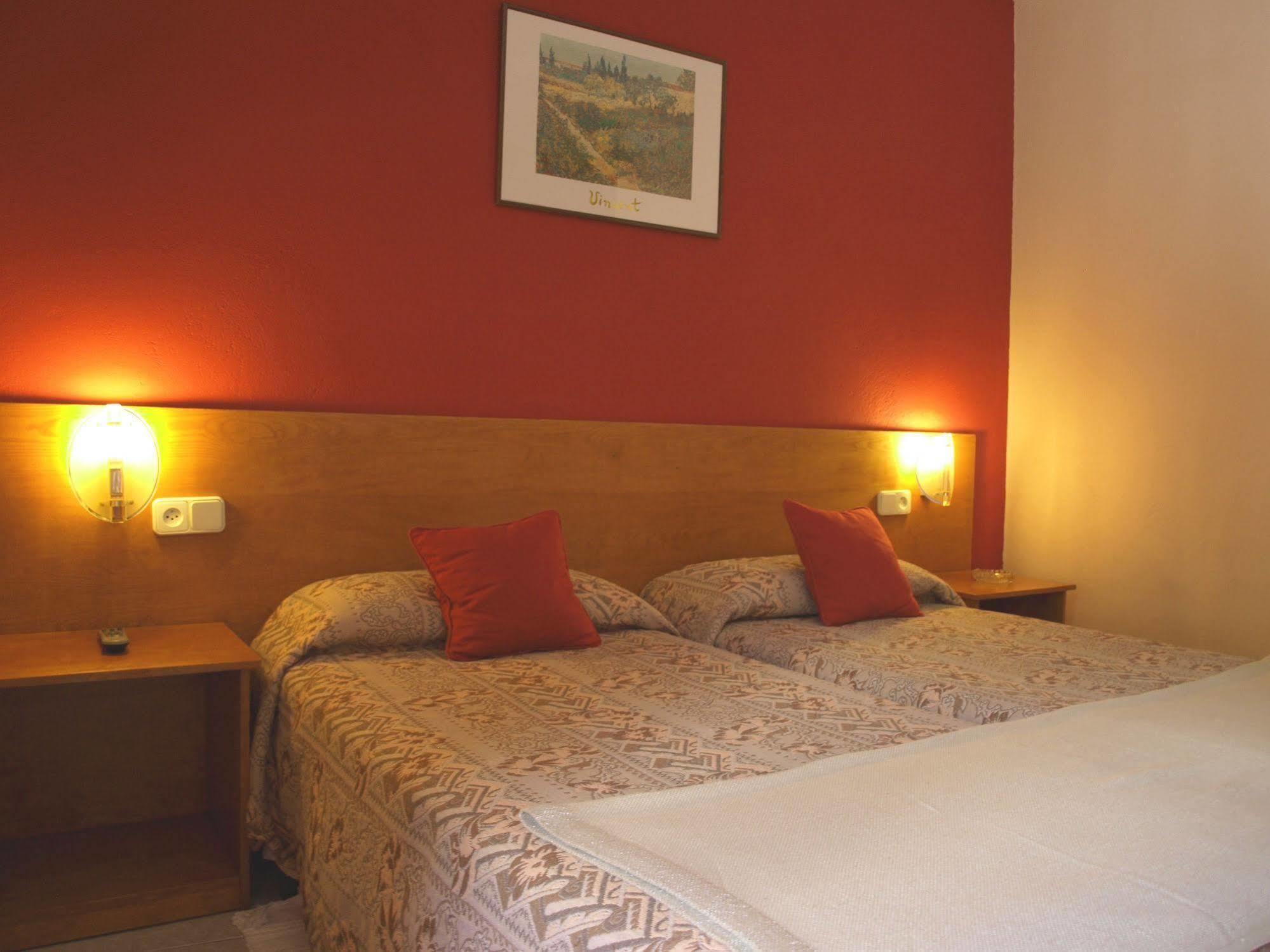 Hotel La Farga Риполь Экстерьер фото